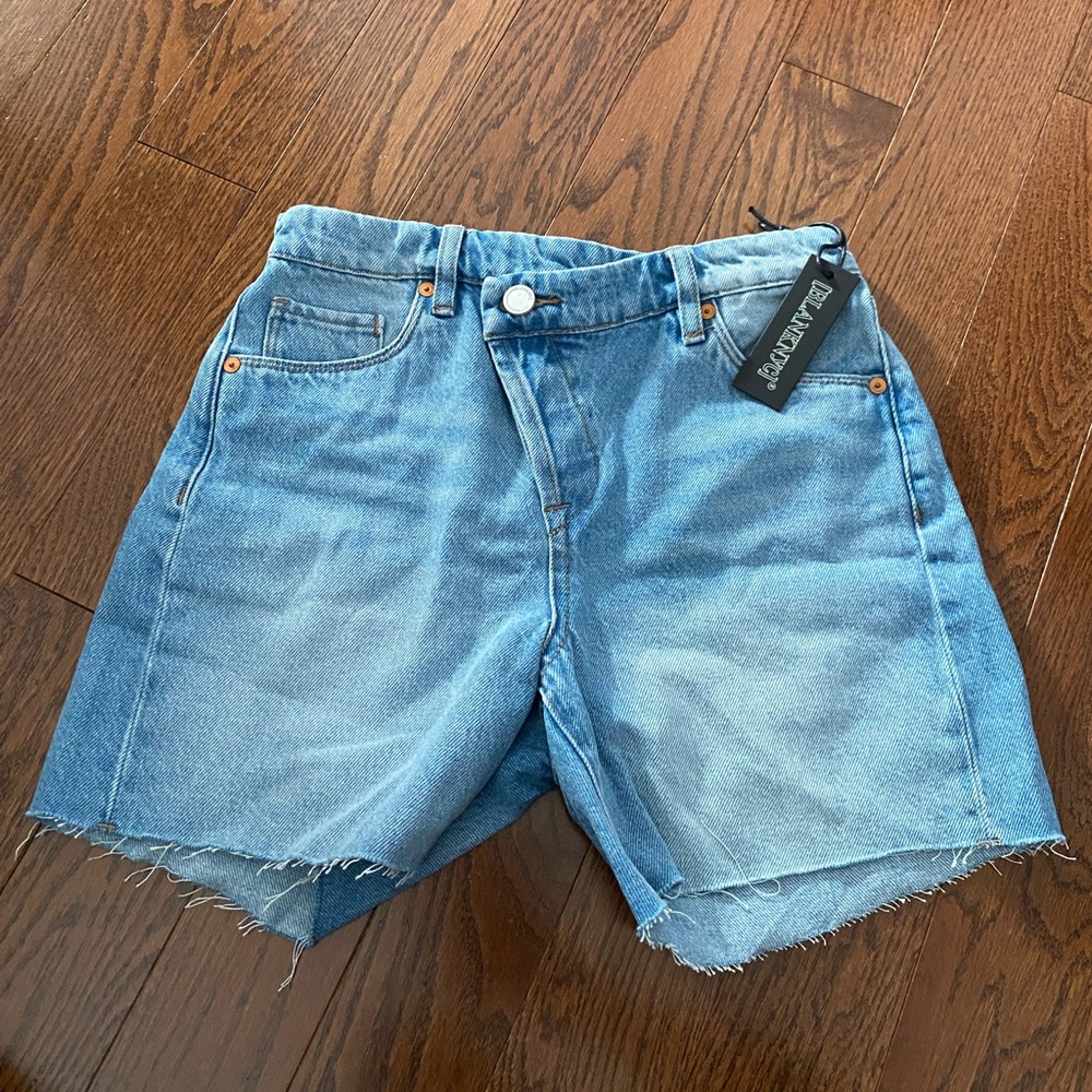 NWT* Blank NYC Women’s light wash overlap fly shorts with cut off finish